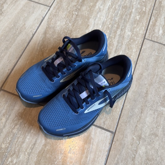 Brooks Adrenaline GTS 22 - Picture 2 of 8